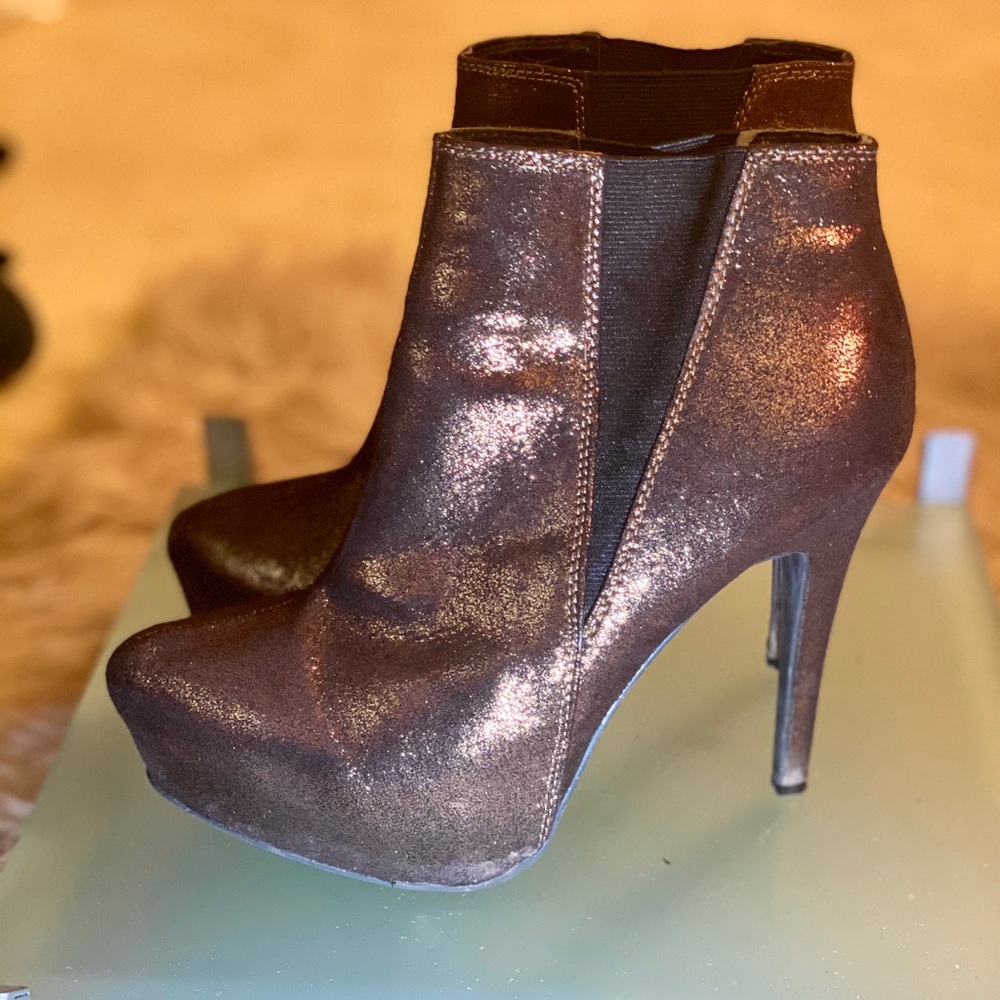 ROCK & REPUBLIC Georgine Metallic Ankle Bootie
